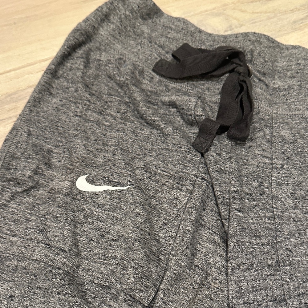 Nike Women's Dark Gray Cropped Joggers with Logo Italy - Picture 4 of 9